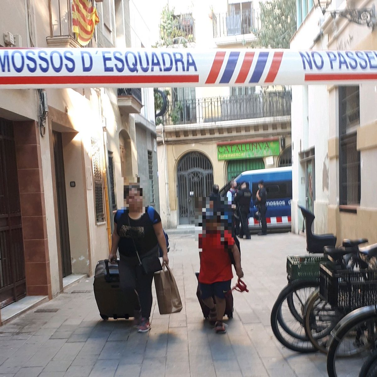 HabitatgeSants's tweet photo. Aquesta matinada un dispositiu dels @mossos s'ha plantat al portal de @Ca_la_Cristina i ha desallotjat a 10 famílies del @HabitatgeSants, el @HabJuvenilSants i el @sindicatLH

Obrim fil👇 https://t.co/q05eqguwev