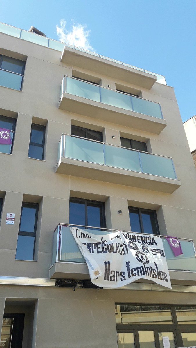 HabitatgeSants's tweet photo. No ha trigat gaire a tornar la crua normalitat de deixar gent sense casa. 😠

Però nosaltres no ens rendim, som més persistents! I seguirem juntes per fer front a aquesta barbàrie! 🔥💜✊ https://t.co/pvvL5M77CD