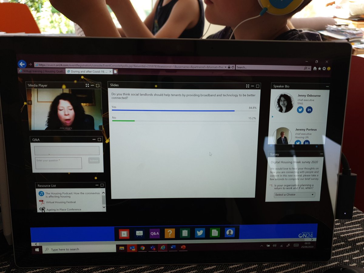 FionaAstor's tweet photo. Really interesting poll at #digitalhousingweek where over 80% of participants think landlords should provide wifi to get customers connected. https://t.co/ueCJFpEVXE