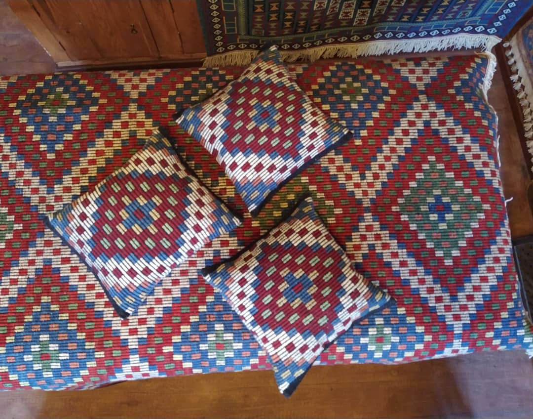 dokuyaneller64's tweet photo. El dokuma ev dekorasyonları için Eşme Cicim kırlentlerimiz hazır.

Ebat: Her iki taraf 45×45
 #uşakvaliliği #uşakilözelidare #ulubeykaymakamlığı #banazkaymakamlığı  #usakuniversitesi #yün #kirkit #usakhaber #antika #oushakcarpet #yastık #elemeğigöznuru #eldokumayastık #esmekilimi https://t.co/BADwZbpywA