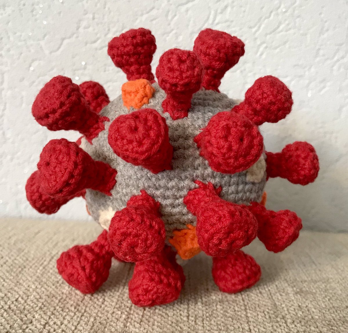 HealthyKnubbel's tweet photo. Mein kleines #Häkelvirus ist fertig! 🥰🦠🧶
Angefertigt mit ganz vielen lieben Gedanken an das wunderbare #TeamKnubbel und unser bezauberndes Oberknubbli @TheRealSarsCov2. 💖
Danke, dass ihr hier seid! 💕
#SARSCoV2 #Coronavirus
#Häkeln #Crochet #Amigurumi https://t.co/x5PPq5c6SU