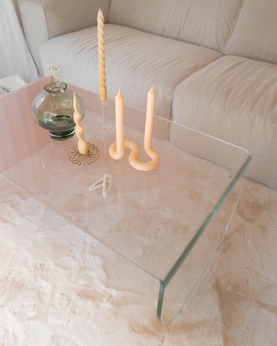 MadecomNL's tweet image. Dea Lloyd’s woonkamer is zo zoet als suikerspin. ☁️ 

Shop: bit.ly/hesta-salontaf…