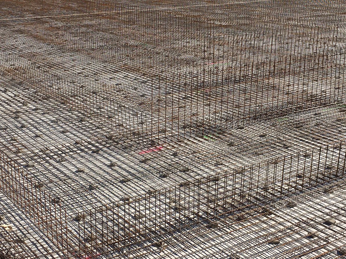 EPijnappels's tweet photo. Het is altijd een mooi gezicht als de wapening klaar ligt voor storten keldervloer (2200 m2). Bij fam.Coppens in Bergharen laatste details van de wapening kloppend gemaakt én veel aandacht door #bouwbegeleiding van @DLVadvies voor nabehandeling beton bij dit warme weer. https://t.co/tEpkvZ3Bu9