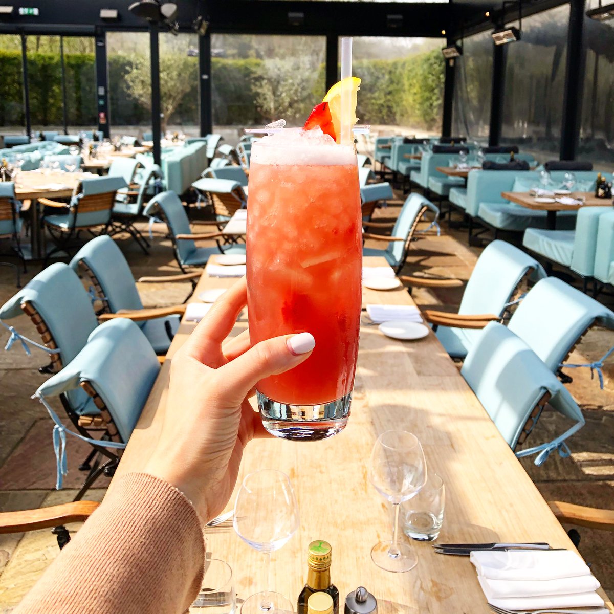 Cheers to this BEAUTIFUL weather 🍹 
Grab some of your favourite dishes on piccolino2go.com and go to your local park and enjoy a Piccolino Picnic! We’re open from 12pm 
#piccolino #virginiawaterlake