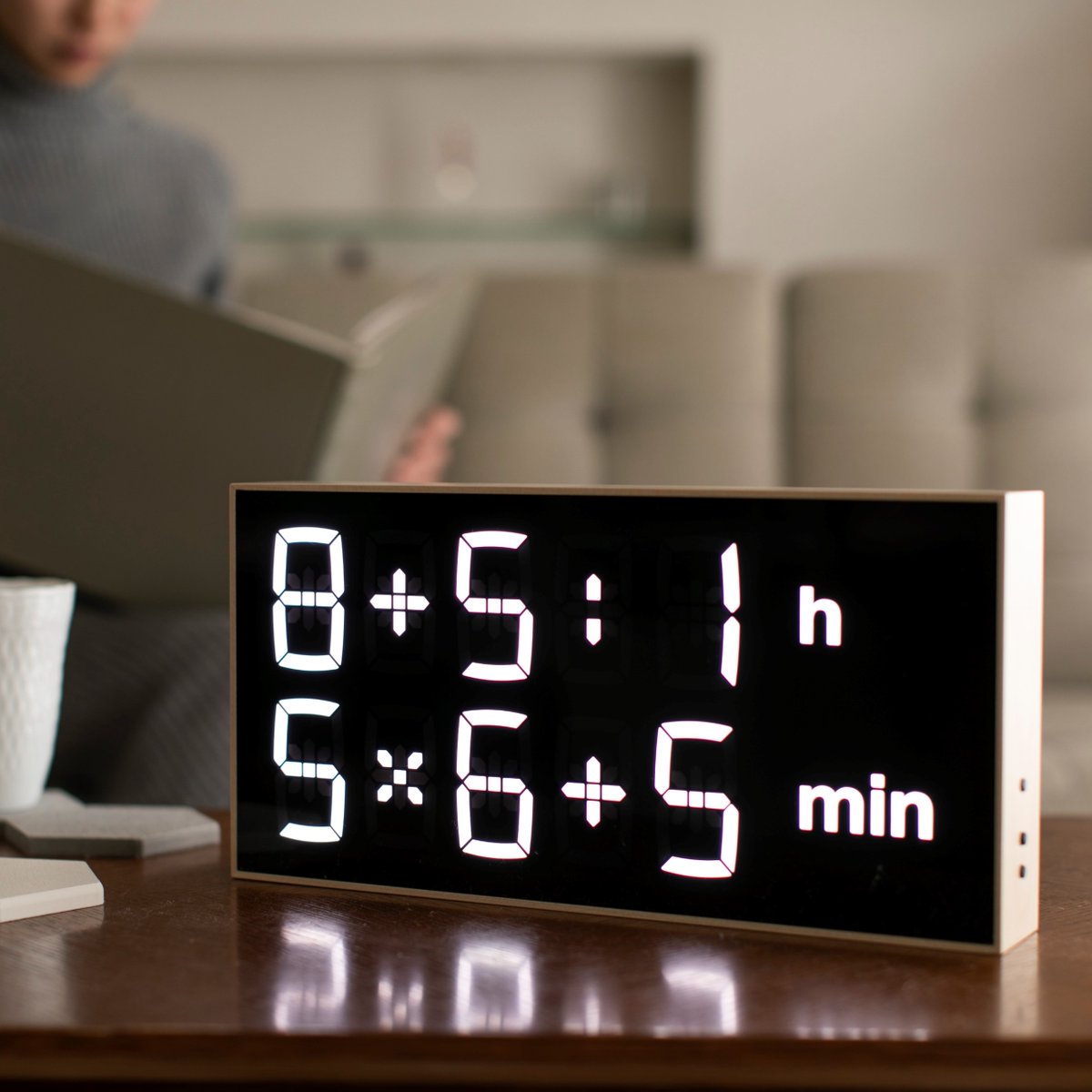 蔦屋家電 時計を見ただけでは時間がわからない 表示されている数式を計算しなければ現在の時刻までたどり着けないのが Albert Clock 2だ 数式レベル 表示速度は6段階に変更可能 おしゃれなインテリア時計だが お子さんの算数の勉強にもいいかもしれ