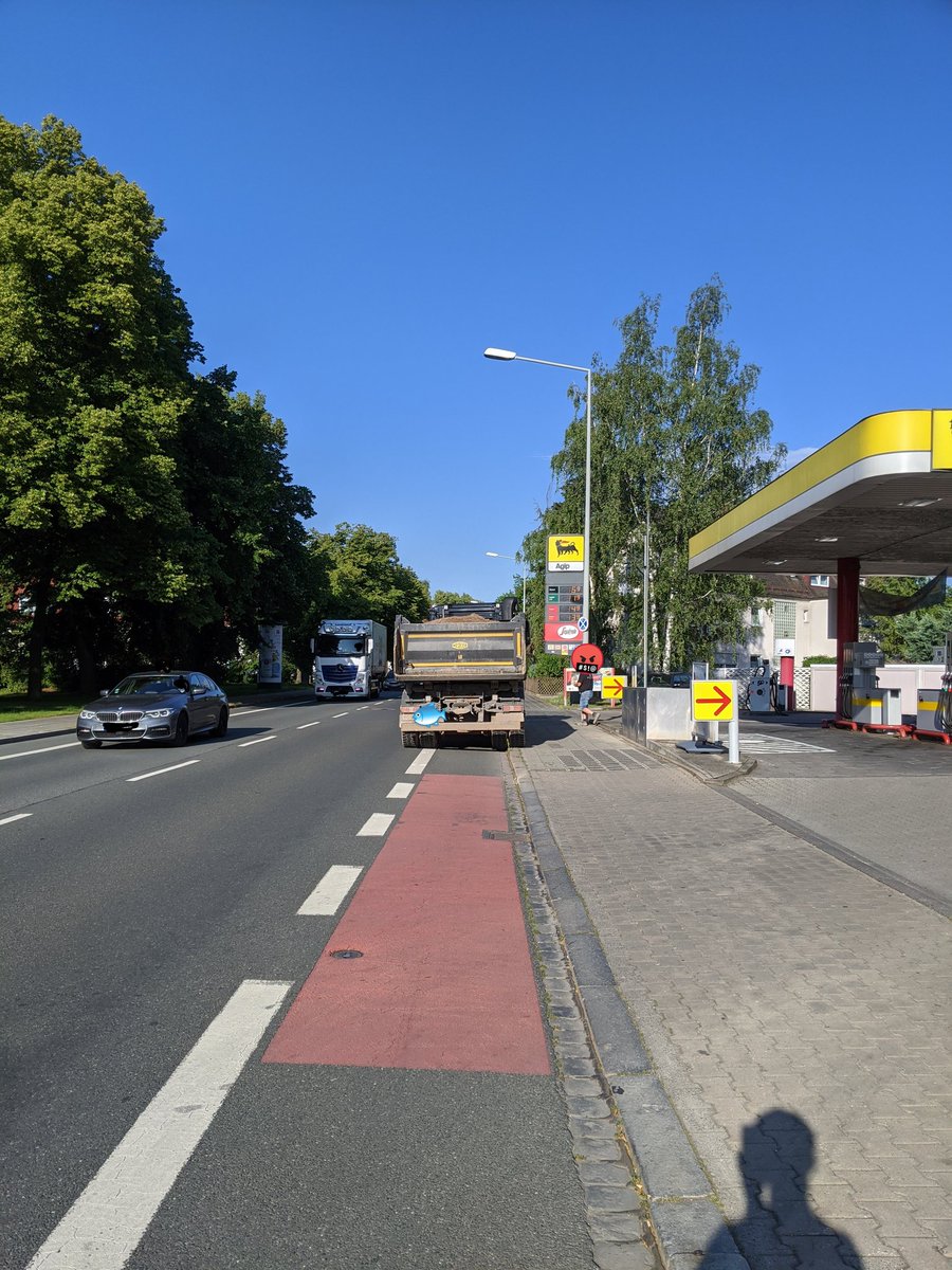 LaaaschM's tweet photo. #Wallensteinstr: Der arme Mann brauchte *dringend* seinen Kaffee. Egal ob da ein Halteverbot ist oder die #scheißradfahrer behindert werden. Da muss man schon Verständnis haben. #mdRzA, wie ich es vermisst habe.
#runtervomradweg #Nürnberg https://t.co/2TEZJxOlVW