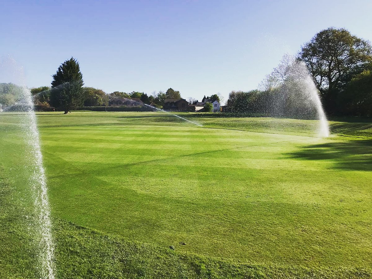 GolfCPGC's tweet photo. It's another hot day again at Chartridge and the greenkeepers have been watering the greens and tees a lot over the past few days.

Make sure you remember to keep yourself hydrated. ☀️🌡️
.
.
.
#chesham #bucks #golfclub #chartridge #chartridgepark https://t.co/4uVdjQxKyN