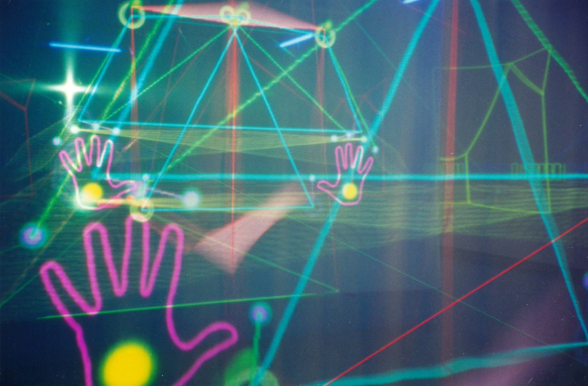 TeTuhiArt's tweet image. Māori string games made digital, Maureen Lander and John Fairclough truly mesmerised visitors with their 2000 exhibition Hyperthreads. tetuhi.art/exhibition/mau…

#fromthearchive #hyperthreads