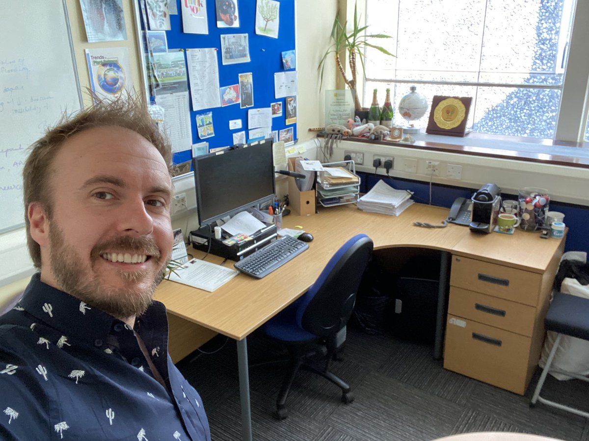 DJ_Gibbs's tweet photo. Like starting a new job! #hellooffice #officeplantsaredead https://t.co/tsLJD4tRWw