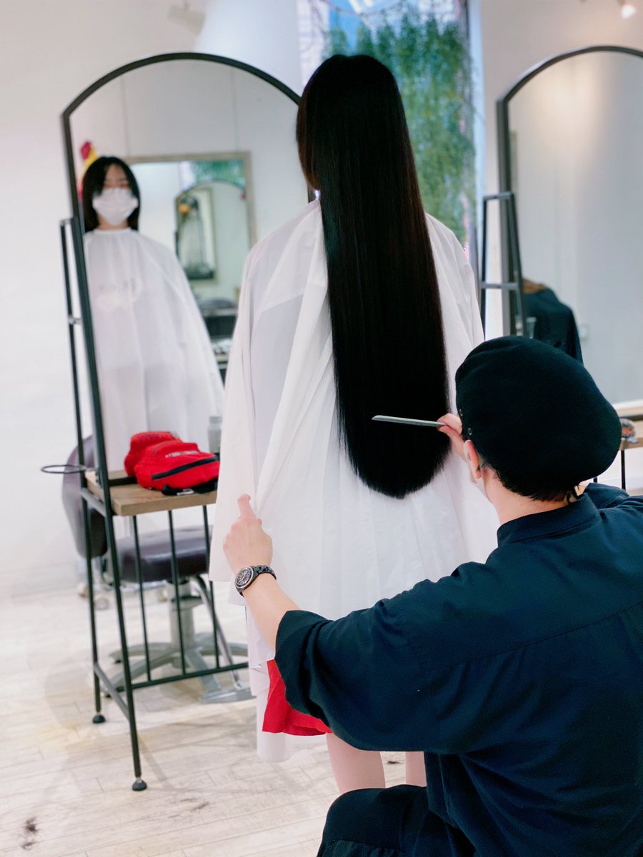 ট ইট র 齋藤明里 Official 腰まで髪の毛がある人は 座っていると毛先が見えないので 立った状態でヘアカットされるんだよ 面白いね