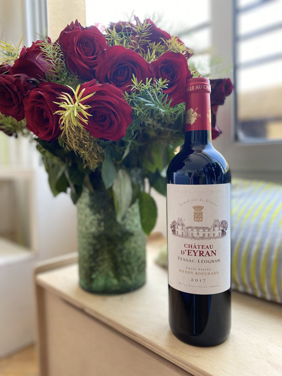 WendyBouchard's tweet photo. Quand on marraine une vigne pour un an et que l’on reçoit ce beau cru en cadeau !! #cuveeprivee dégustation imminente !!! @Villedepessac https://t.co/Ej2NNRULVm