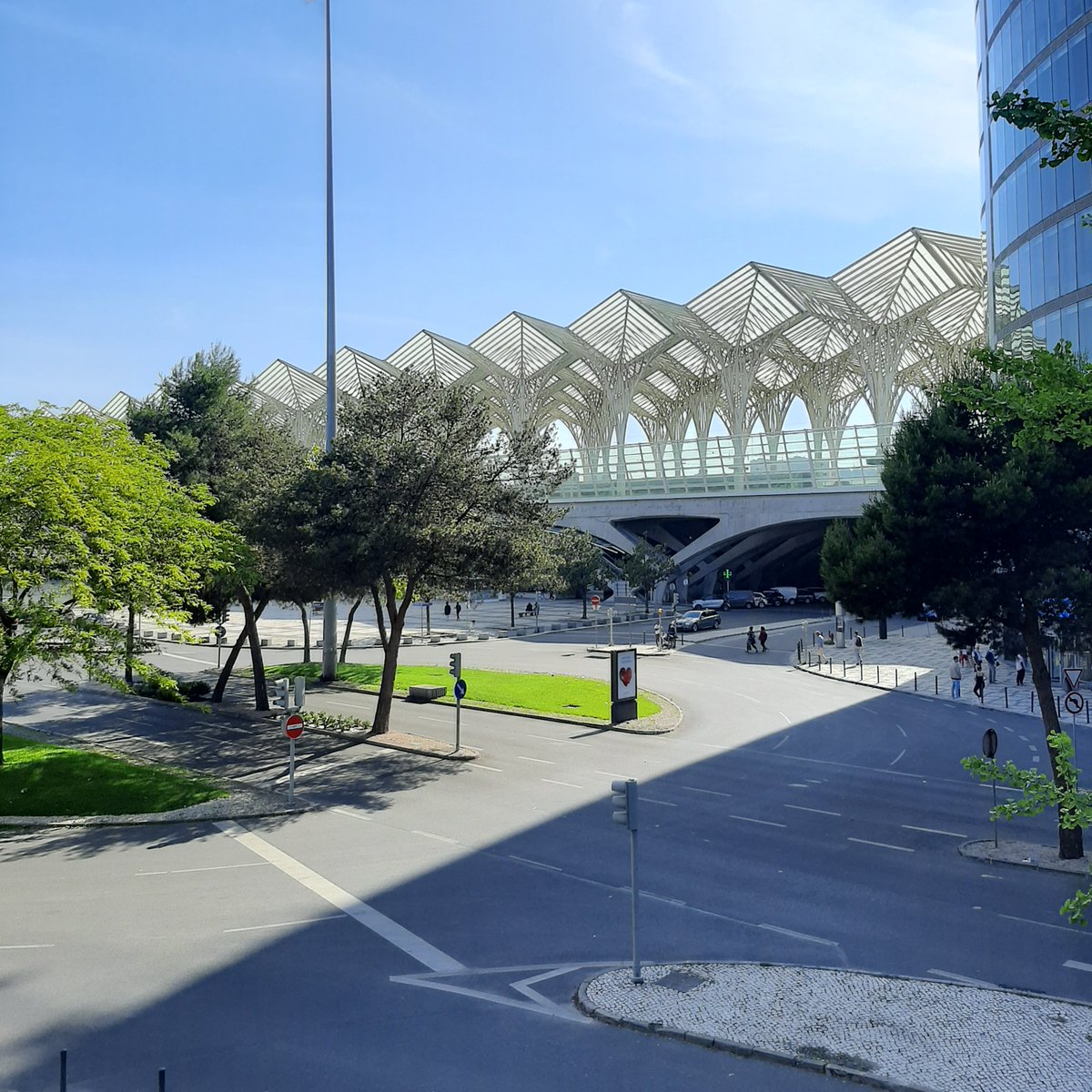 NearshorePT's tweet photo. There’s nothing like working outside when the sun is out, especially when you have the biggest meeting room ever and a great view!

#nearshore #nearshoreportugal #nearshoreoutsourcing #nearshoreservices #outsourcing #tech #technology #devops #developers #softwaredevelopment #it https://t.co/ySXW1O8oh0