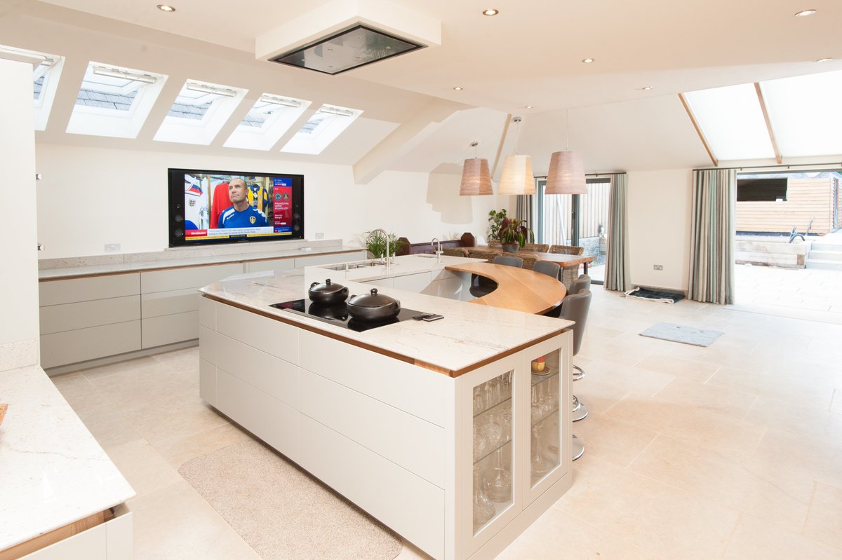 JR_Kitchens's tweet image. Something bright and airy on this hot summers day. #modernkitchen #handleless #kitchen #kitchendesign #cotswolds #timeless #cabinetmakers #britishmade #classickitchen #bespokedesign