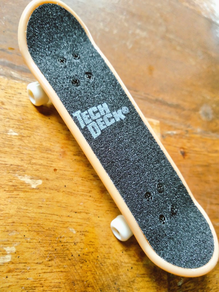 yleinnnn's tweet photo. Expected kong fingerskate yung maganda gamitin pang-ollie kasi 'di pa naman ako magaling.Bakit pang-prof. yung nideliver mo sakin shopee🥴
#teckdeck https://t.co/fu5YcaiIaO