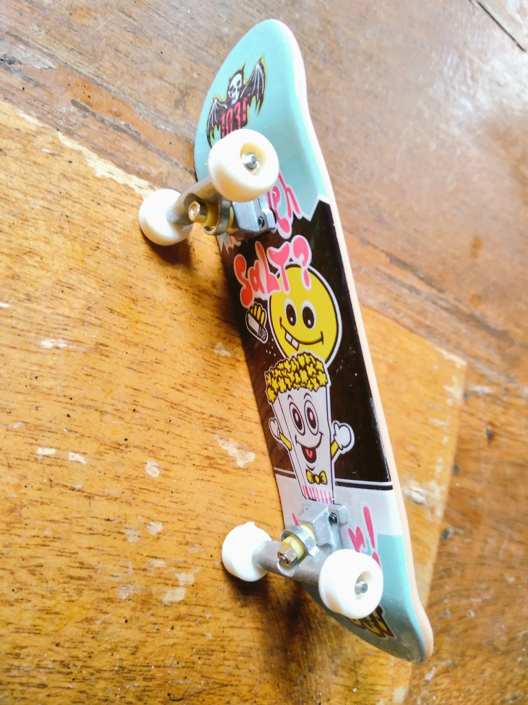 yleinnnn's tweet photo. Expected kong fingerskate yung maganda gamitin pang-ollie kasi 'di pa naman ako magaling.Bakit pang-prof. yung nideliver mo sakin shopee🥴
#teckdeck https://t.co/fu5YcaiIaO