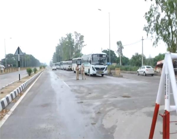 KesariPunjab's tweet photo. लॉकडाउन के कारण पाकिस्तान में फंसे भारतीयों की आज होगी वापसी
https://t.co/EU2WJuGUo1
#Punjab #Coronavirus #COVID19 #Curfew #Pakistan #Indians #Stcuk #Pak #ICPAttari #AttariBorder #Return #Home https://t.co/smHfKYEjMb