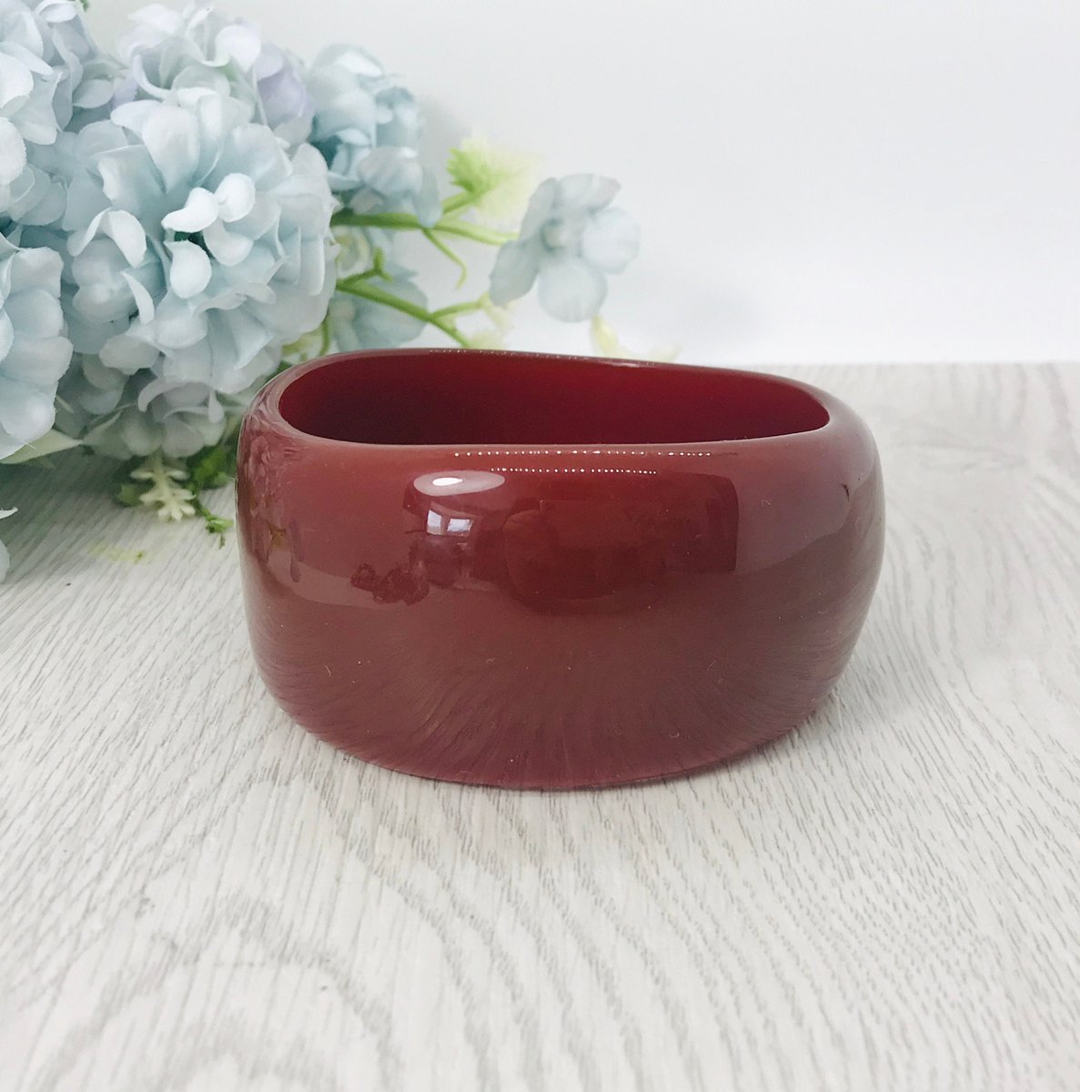 theoldvintageco's tweet image. Wide Celluloid Plastic Bangle. Vintage 1960s, smooth tuppu.net/afdc8d71 #TheOldVintageCo #Etsy #PlasticBangle