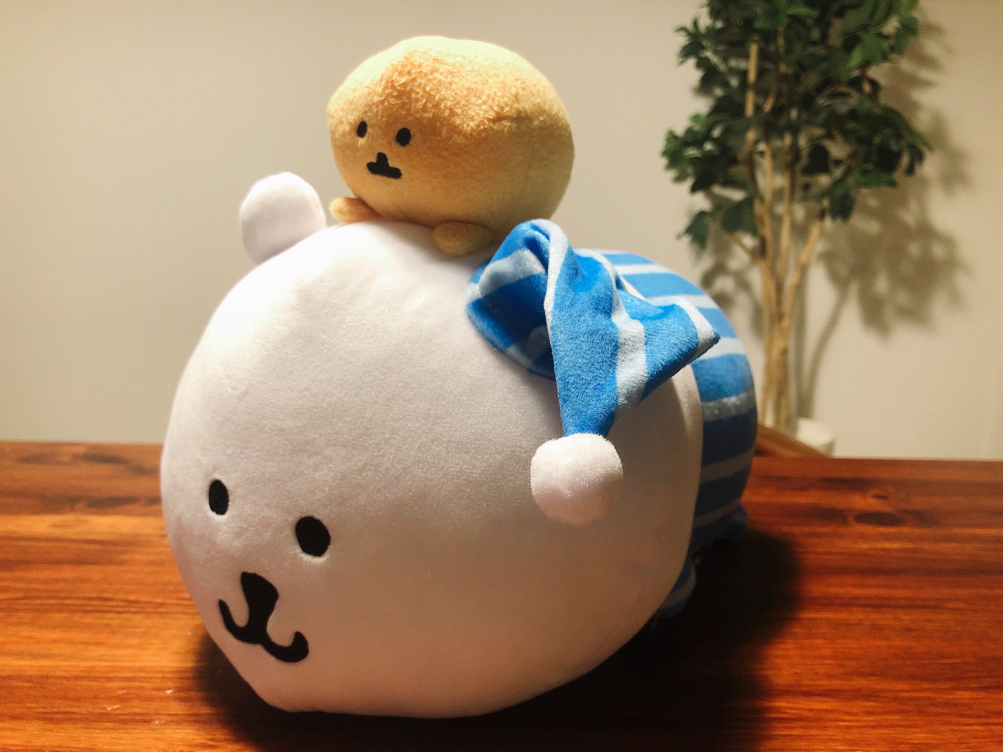 ナガノ 自分ツッコミくまくじ明日26日より発売です T Co U5iivs5akr Bigぬいぐるみ賞のぬい 頭にもぐコロをのせてごろごろするくまです T Co F6pqgcydrh Twitter
