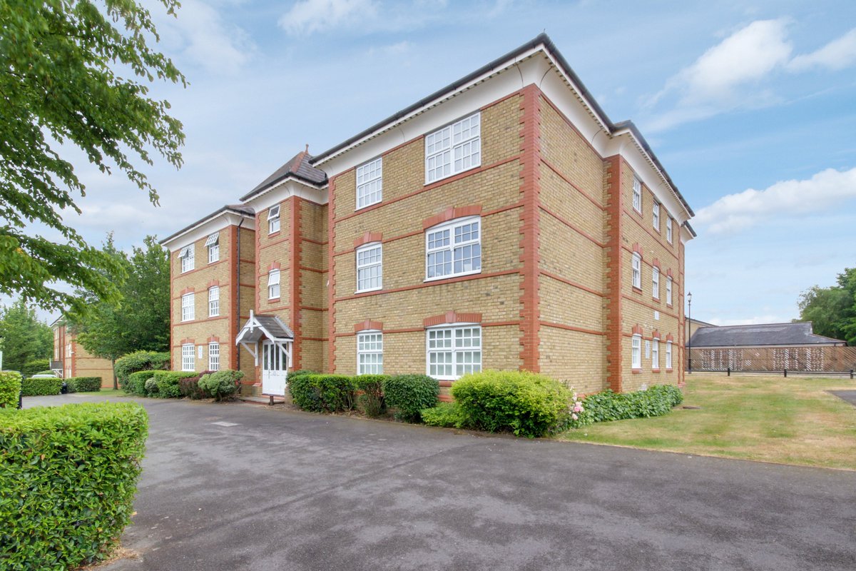 Mortemoremackay's tweet photo. For Sale: We have the pleasure of offering this wonderful 2 bedroom apartment! QUICK! Viewings are already taking place for this incredible property, don't miss out!
#thursdaymorning #PropertyManagement #property #newhome #apartment #forsale #Enfield #London #COVID19 #royalehigh https://t.co/FfMu7yayy0