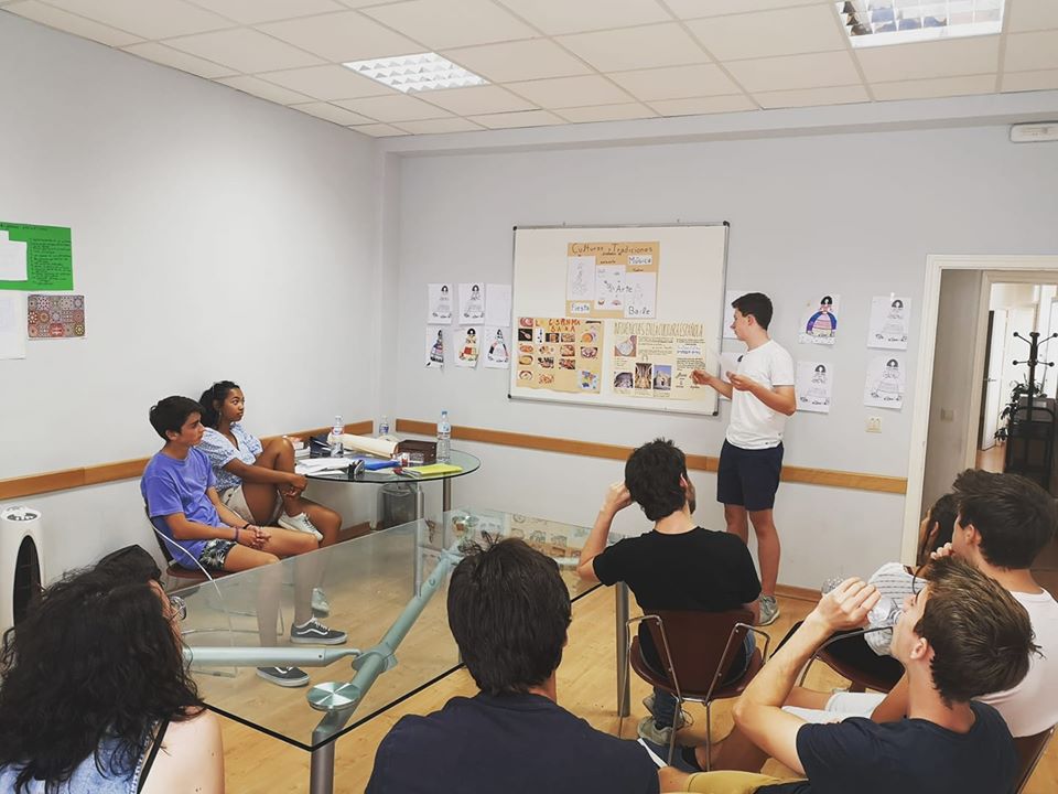 OISE_Idiomas's tweet photo. En los cursos de OISE Segovia no solo aprenderás a hablar en español, también aprenderás a comunicar en español. #beOISE #aprendeespañol #cursosdeespañol #oratoria #elocuencia #aprender #hablarespañol #comunicar #spanishschool #learningspanish #speakspanish #elocuence #oratory https://t.co/b5o7Oi65EO