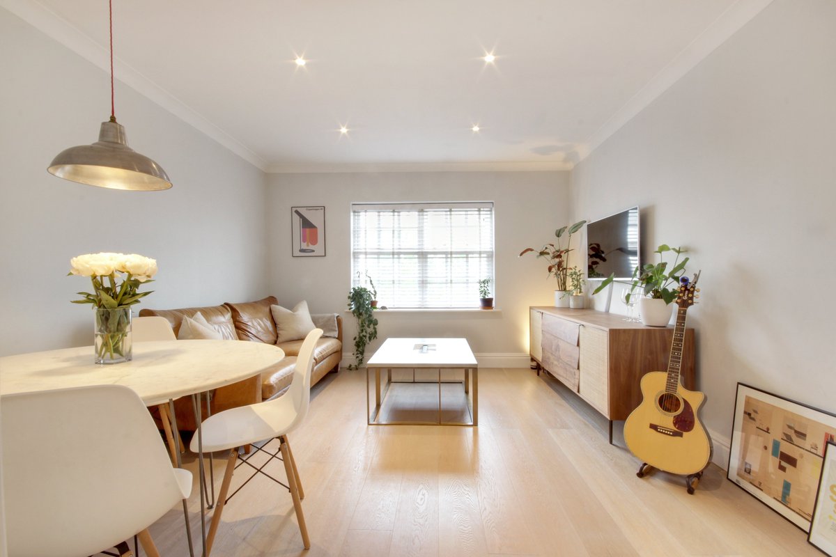 Mortemoremackay's tweet photo. For Sale: We have the pleasure of offering this wonderful 2 bedroom apartment! QUICK! Viewings are already taking place for this incredible property, don't miss out!
#thursdaymorning #PropertyManagement #property #newhome #apartment #forsale #Enfield #London #COVID19 #royalehigh https://t.co/FfMu7yayy0