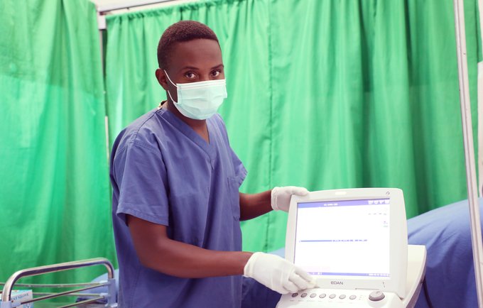 “When a woman leaves the hospital with her newborn, smiling, it fills my heart with joy.'😊❤️

Mugisha  from #Rwanda has dedicated his life to helping women give birth safely! Indeed #MidwivesSaveLives!

This is his story: bit.ly/2YudgCt

#Midwives2020