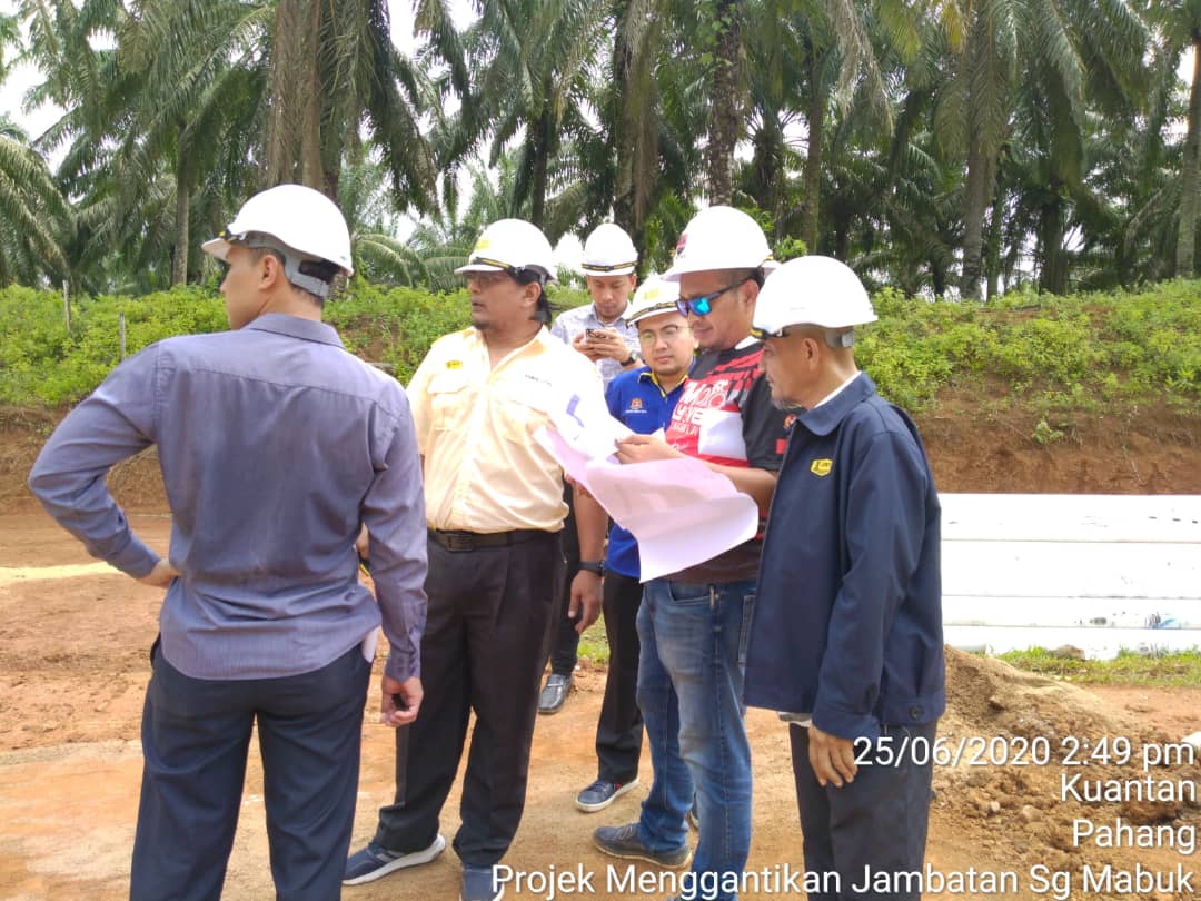 Lawatan tapak Projek Menggantikan Jambatan Sungai Mabuk oleh BPP Timur dan BRJ Cawangan Jalan <a href="/suhaimij1962/">@suhaimij1962</a> <a href="/IrAzlizu/">Azlizu binti Baharuddin</a> <a href="/JKRPAHANG/">JKR PAHANG</a> <a href="/JKRMalaysia/">JKR Malaysia</a> <a href="/CawJalanJKR/">Cawangan Jalan JKR Malaysia</a> <a href="/BpptimurCjJkr/">BPPTIMUR CJ JKR</a>
