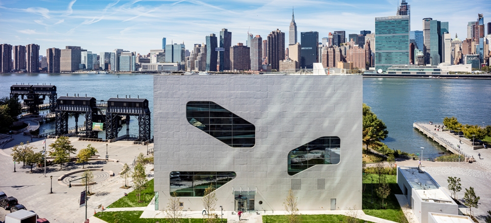 Hunters Point Library, New York
A beautiful example of what can be achieved with the #Keim metallic finishes. 

Photo credited: Paul Warchol