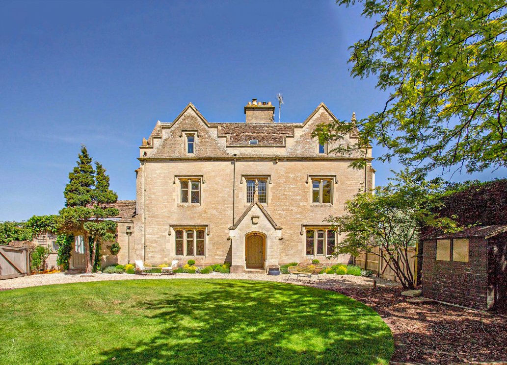 This beautifully restored No.1 Edwards College property forms one of the principal houses of a Grade II Listed late Georgian terrace & is located adjacent to the Cotswolds Water park with its many lakes. 
#georgianterrace #georgianarchitecture