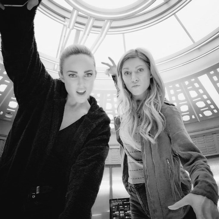 panicoftheworld's tweet photo. love these captains 🖤🤍
 #LegendsOfTomorrow #Avalance https://t.co/XmwZBNlBfi