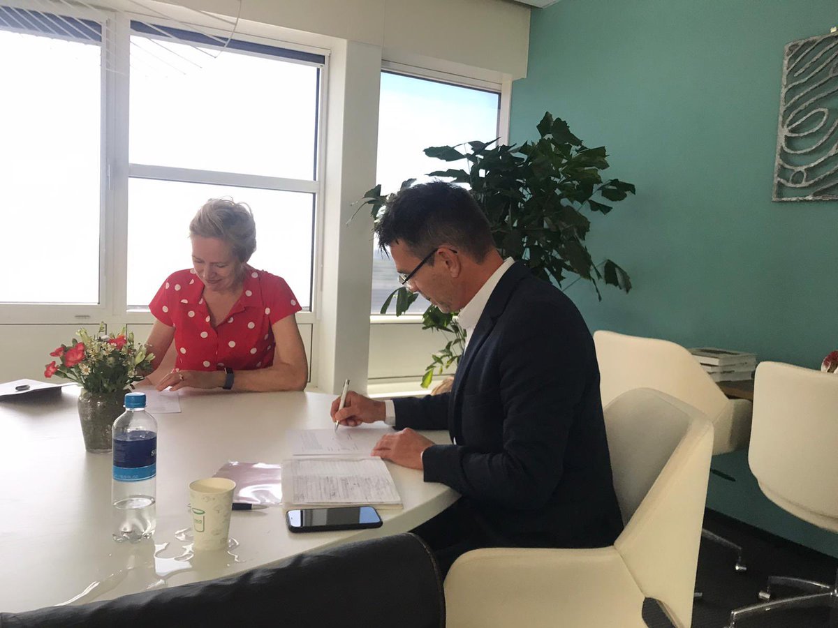 ScienceWorks_NL's tweet photo. Ondertekening van strategische samenwerking tussen ⁦@Saxion⁩ en ⁦⁦@Oostnlnl⁩. Samen werken aan realisatie van maatschappelijke uitdagingen en economische ontwikkeling in een regionaal #ecosysteem! ⁦@AnkaMulder⁩ ⁦@Ver_Hogescholen⁩ ⁦@TwenteBoard⁩ https://t.co/5EaJ7RteaN