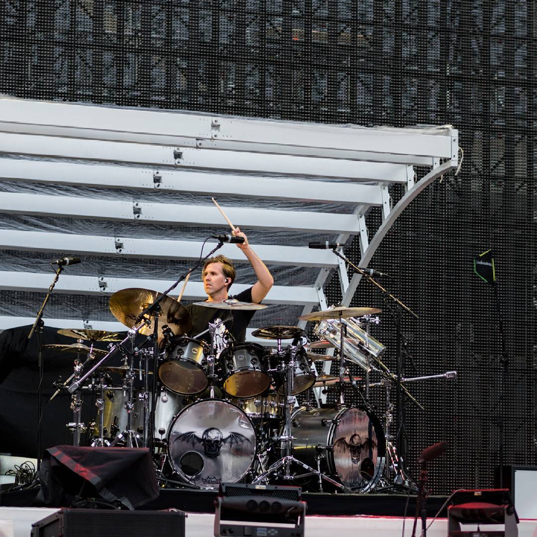 a7x_info's tweet photo. seorang fans bertanya di forum reddit kepada brooks kira kira siapa yang mempengaruhi gaya permainan anda di album the stage ?"

brooks menjawabnya : terry bozzio,tony williams,gene holgan,mark guillana dan THE REV
#avengedsevenfold #a7x https://t.co/sMrmWbQvCd