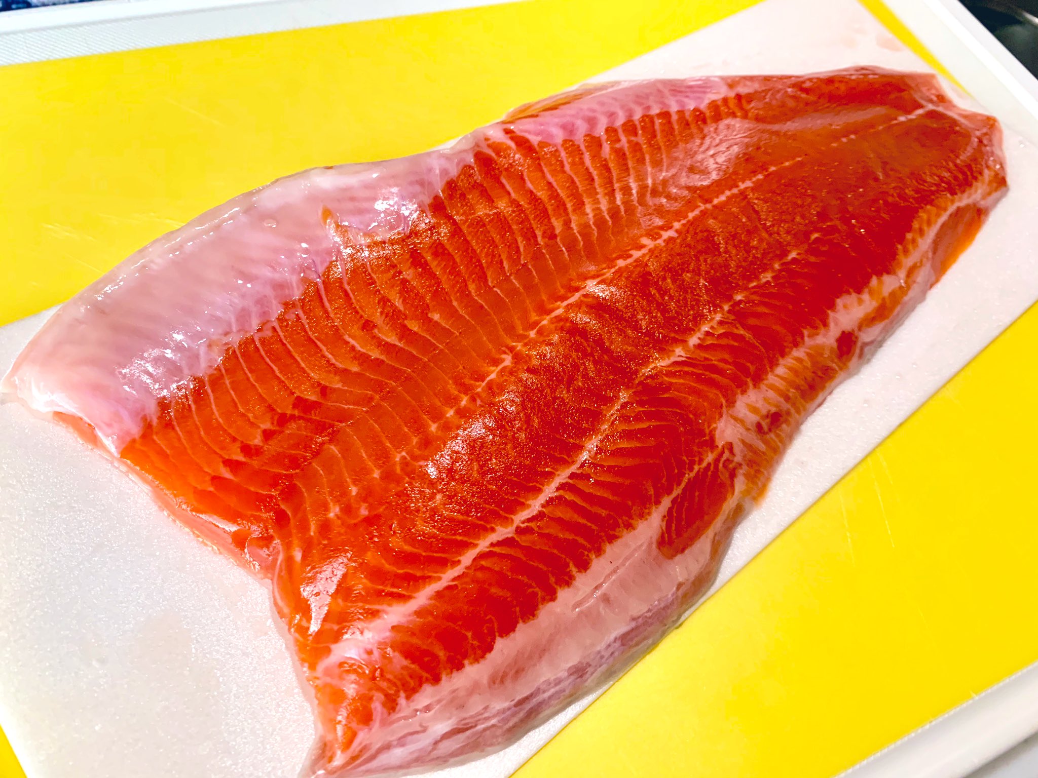 魚屋なっき 禁煙中 北海道は恵庭で育てられているドナルドソントラウト ギトギではなく 食べやすいのに醤油にパッと散る脂が上品なほど 養殖が苦手な僕が唯一食べたいと思えるのがこれ 輸入ものより若干高価だけど サーモン好きな大人には ぜったい