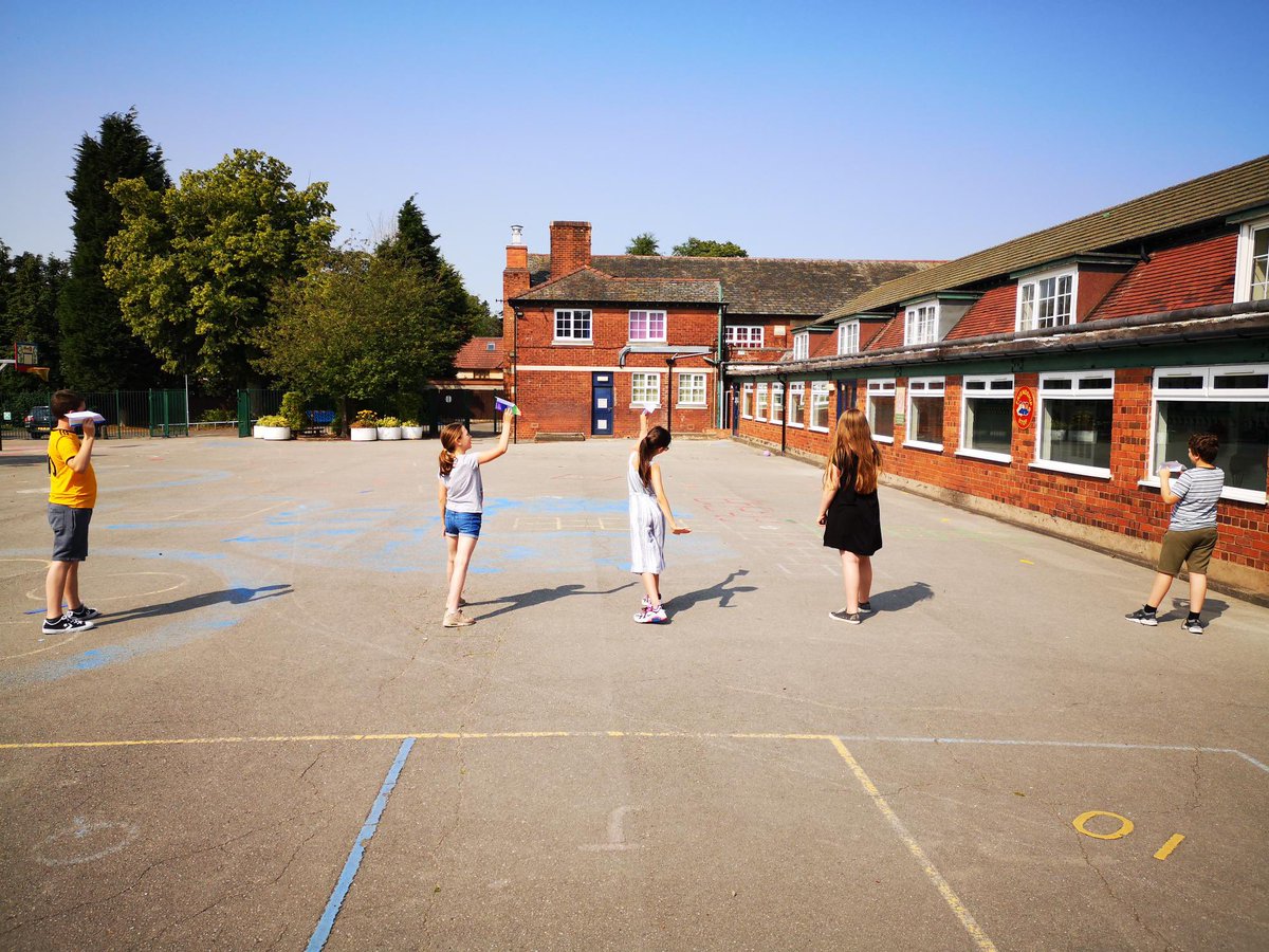 FallingsParkPri's tweet image. @BourtonHelen #BlackCountryRainbowHour Our UKS2 bubble are loving the 2nd #Rainbowbook Here are their #hopesanddreams coming true as their areoplanes fly into the distance 💙💚🌈