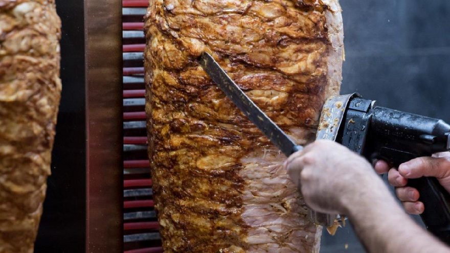 DerinM3dya's tweet photo. Almanya'nın Gütersloh Kenti’ndeki #Duisburg yakınlarındaki Moers'te, Öztaş isimli bir Türk döner toptan üretimi yapan iş yerinde yapılan testlerde, 17 çalışanın corona testi pozitif çıktı. Bunun üzerine 275 kişinin çalıştığı işletme hemen kapatıldı. https://t.co/RWsFZ3aZL6