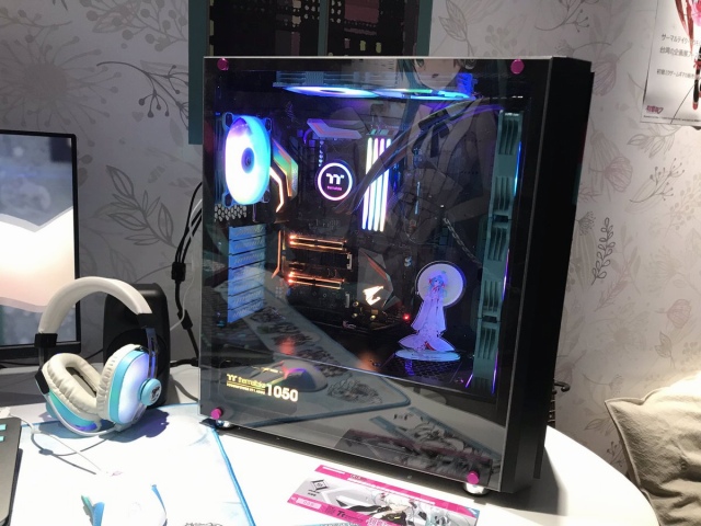 ナナp Atx Pcケース Thermaltake Versa H26 初音ミクコラボモデル サイドがアクリルパネルだから写真のように5インチベイを取り外して中にフィギュアやねんどろいどなどを飾るとより雰囲気が出るかもしれない T Co Yatztzj3qz T Co ナナp Atx Pcケース Thermaltake Versa H26 初音ミクコラボモデル サイドがアクリルパネルだから写真のように5インチベイを取り外して中にフィギュアやねんどろいどなどを飾るとより雰囲気が出るかもしれない T Co Yatztzj3qz T Co