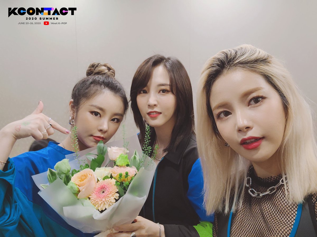 Mamamoo_France's tweet photo. [25.06.20] [KCON:TACT 2020 SUMMER]

#KCONTACT et #KCONers veulent seulement le meilleur pour #MAMAMOO !
Nous leur #KCONWISH un bon moment aujourd’hui !

▶REGARDEZ #KCONTACT MAINTENANT : https://t.co/cmojGoEmay 
#KCON  #KCON2020 #LetsKCON247

Trad : Mamamoo_France
#Dydy https://t.co/djiTbYIqAR