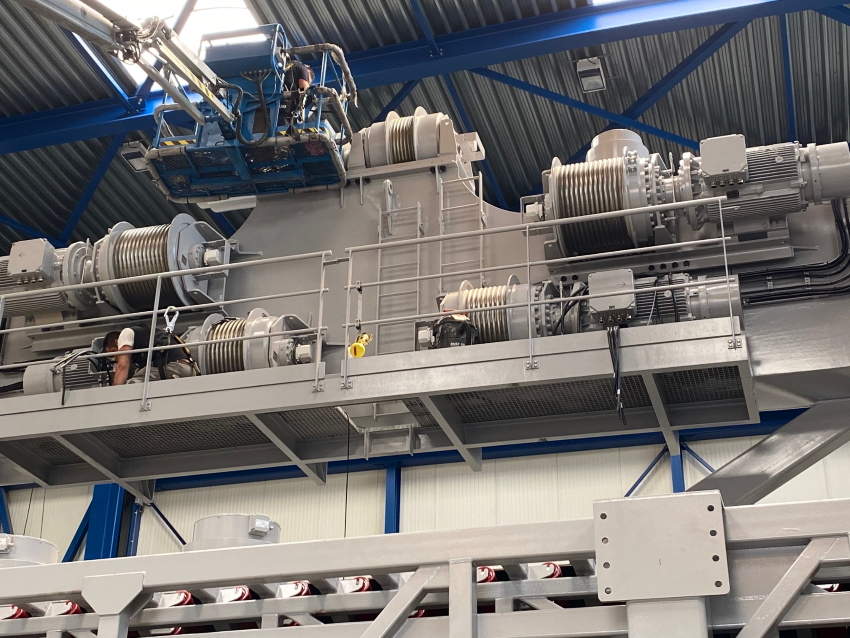 ELMAbv's tweet photo. ELMA-engineers op locatie in Werkendam maken lange warme dagen om indrukwekkende oplossingen mogelijk te maken: #installatie &amp; #commissioning van aandrijf-&amp; besturingssysteem van #zand_grind_grijperkraan. Deze kraan gaat cruciale rol gaat spelen op ‘special purpose’ zeeschip. https://t.co/oC9QTRk31z