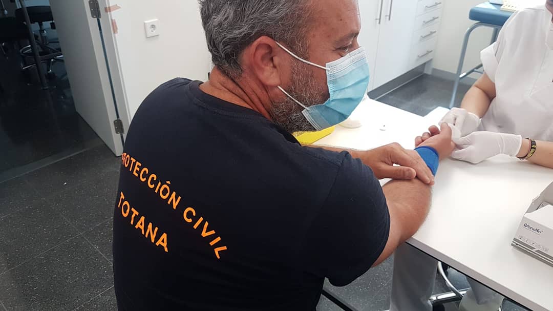 AyuntTOTANA's tweet photo. Agentes de la Policía Local @AyuntTOTANA y voluntarios de @PCivil_Totana se someten a test de inmunidad para la detección de anticuerpos del COVID-19 #Totana 💉🚔🚨🚒
▶️ https://t.co/tK6rB6b59W  

#EnTotanaElegimosSerResponsables
#JuntosSaldremosAdelante https://t.co/Y6Vb7t2Hvi