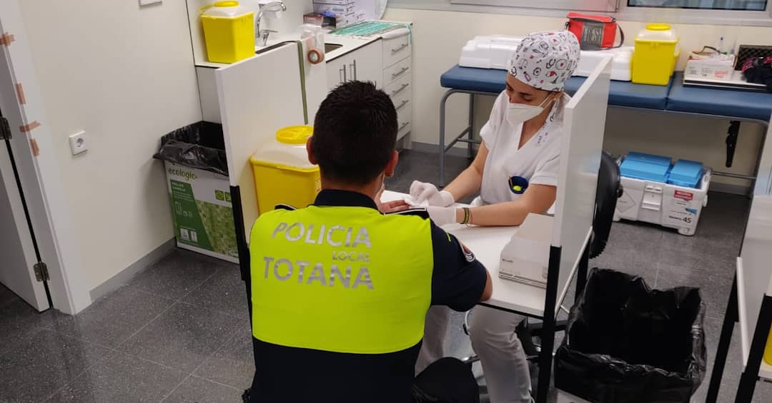 AyuntTOTANA's tweet photo. Agentes de la Policía Local @AyuntTOTANA y voluntarios de @PCivil_Totana se someten a test de inmunidad para la detección de anticuerpos del COVID-19 #Totana 💉🚔🚨🚒
▶️ https://t.co/tK6rB6b59W  

#EnTotanaElegimosSerResponsables
#JuntosSaldremosAdelante https://t.co/Y6Vb7t2Hvi
