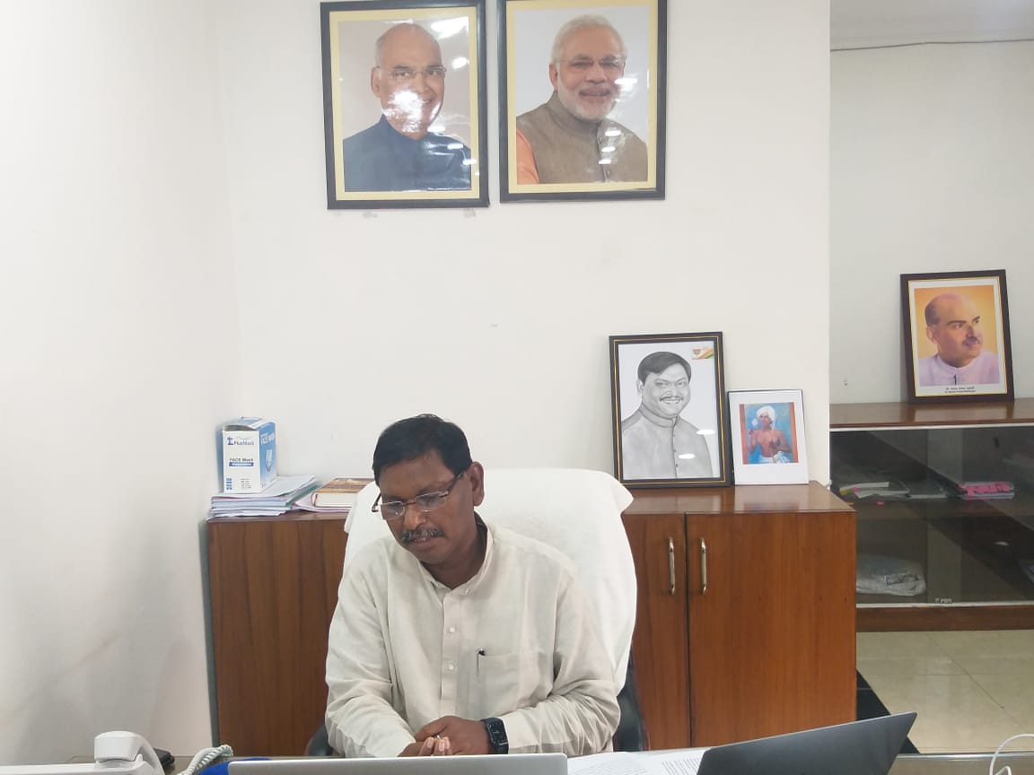 झारखंड सरकार को आदिवासियों की चिंता नहीं है।मेरे मंत्रालय से 50 करोड़ रुपये वनोपज MSP पर खरीदने के लिए दिये गये, लेकिन उस राशि का अभी तक कोई इस्तेमाल नहीं हुआ।जबकि,ओडिशा और छत्तीसगढ़ में सरकार ने अच्छी खरीद कर आदिवासियों के आजीविका में मदद की।
.<a href="/BJP4Jharkhand/">BJP JHARKHAND</a> 
.<a href="/BJP4India/">BJP</a>