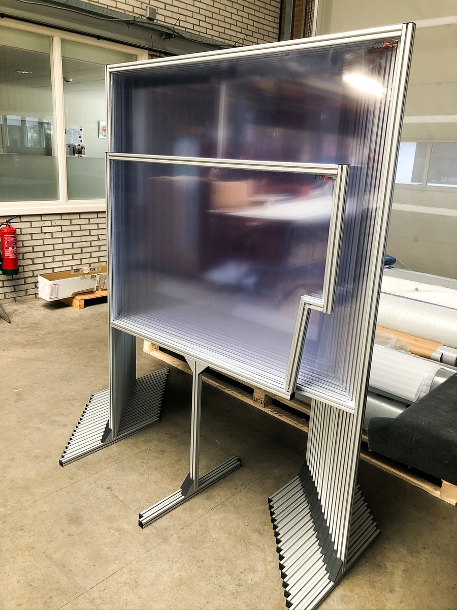 VLPnaaldwijk's tweet photo. Door goed gebruik te maken van #kuchschermen kan er in de horeca steeds meer. Deze schermen zijn speciaal op maat gemaakt voor de @HEMA in Naaldwijk. Zo kunnen er op een veilige manier meer mensen gebruik maken van het restaurant. https://t.co/ECRrVOJSjY
