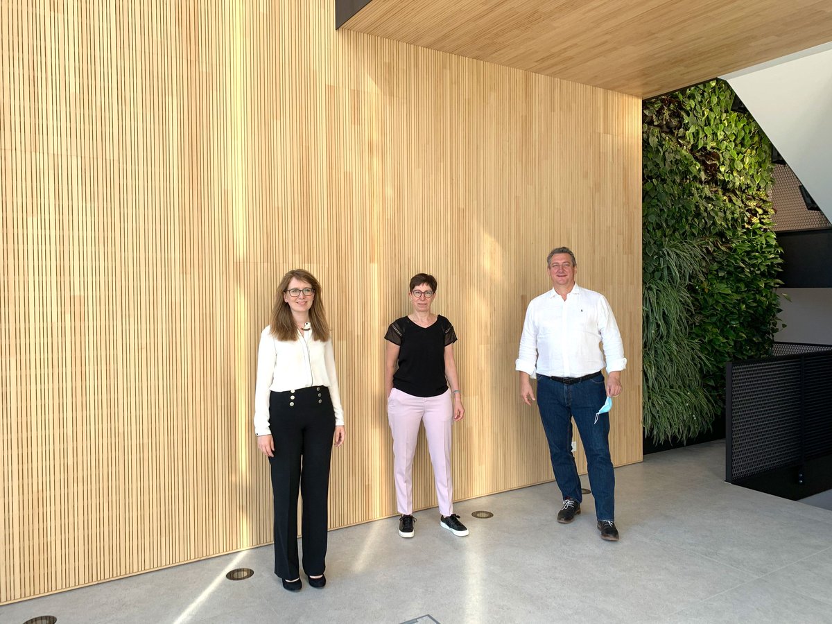 FDA_LUXEMBOURG's tweet photo. Brigitte Brouwers, Sophie Brouwers and the whole #teamCLK received Romain Schmit, the general secretary Fédération des Artisans - Luxembourg, in the new office building.
#clkconstructions #mertzig #newoffice https://t.co/ryFweuHfnJ