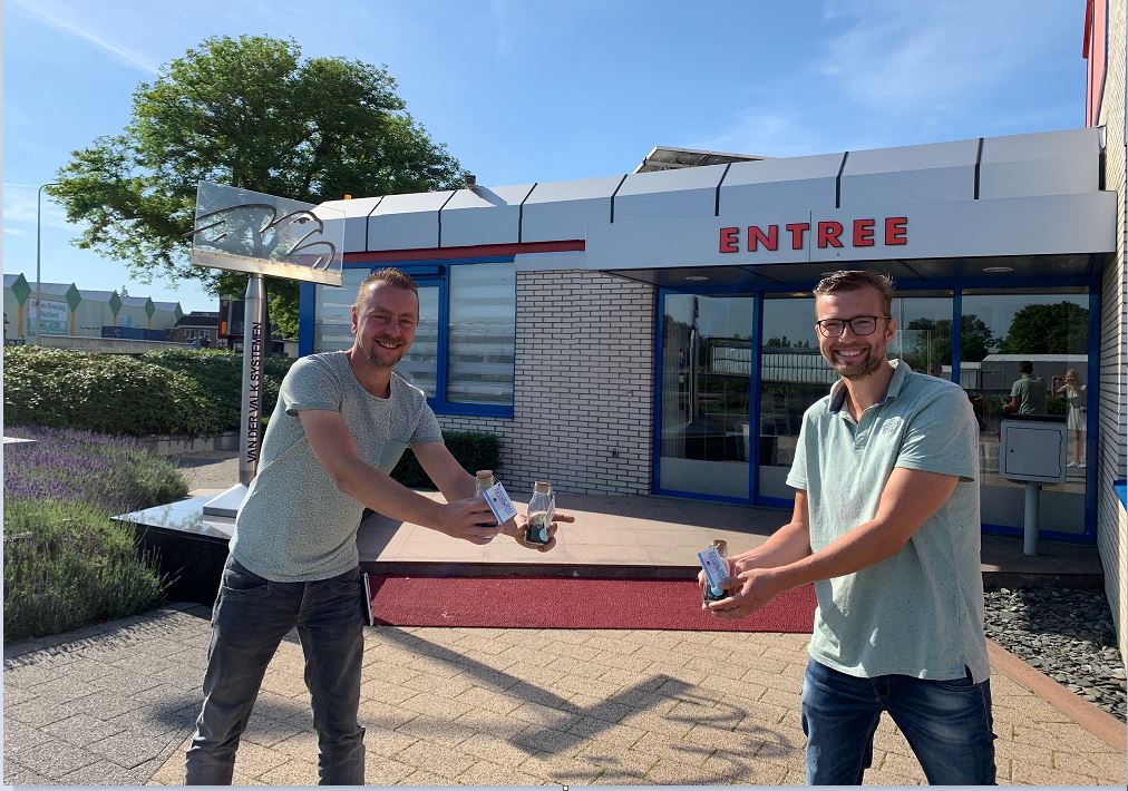 En er is weer flessenpost afgeleverd bij een echte MVO-partner; @vandervalksystemen aan Marcel van der Voort (rechts) door Patrick Vollebregt van Patijnenburg. 'Hou het hoofd koel en het hart warm' #mvoflessenpost #hartonderderiem #patijnenburgkomtlangs #samensterk #westland