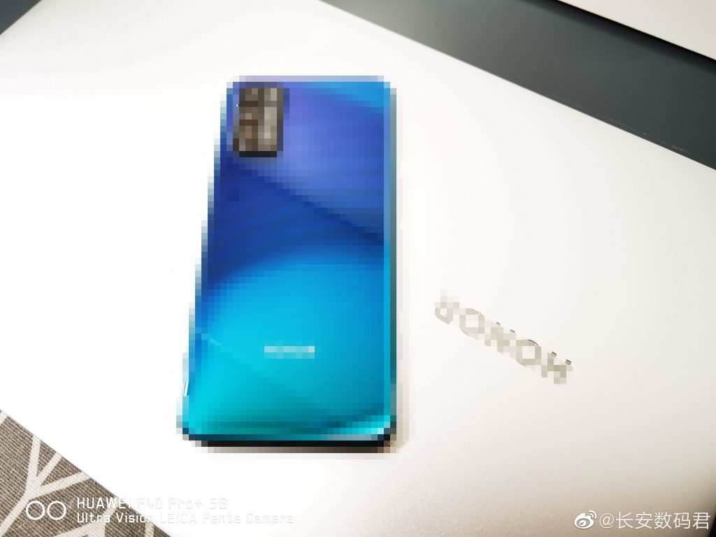 TechTipster_'s tweet photo. Honor 30 Lite 5G Appear in Blurry Live Images

📱6.5" FHD+ LCD display
📲90Hz refresh rate 
📲2400x1080 pixel
🔲Dimensity 800 SoC
📶5G
🤳16MP/48+8+2MP📸
🔋4,000 mAh battery
🔌22.W fast-charging
⚙️EMUI 10.1
⚙️Android 10

#Honor30Lite #Honor #Huawei #HuaweiEnjoy20Pro https://t.co/jazDTtNEfh