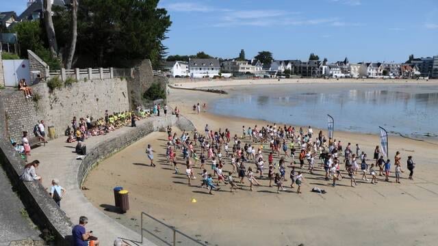 ChaBahuon's tweet image. VIDÉO. Les écoliers dansent le madison sur la plage de Thoulars, à Larmor-Plage #Larmor-Plage #Lorient #Insolite @OuestFrance ouest-france.fr/bretagne/larmo…