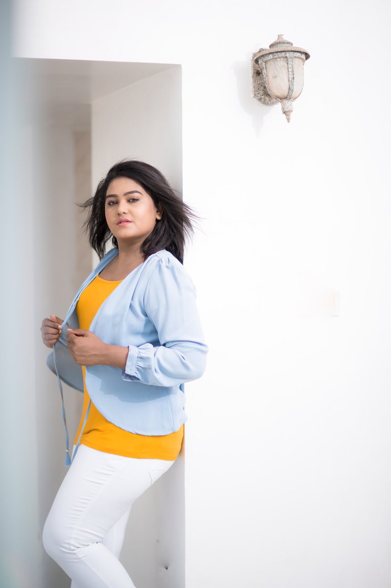 iamakalya's tweet photo. Dream bigger ❤️❤️❤️
Captured @camsenthil 
Stylist @NjSatz 

#adithyatv #Akalyavenkatesan #devaraatam #ratchasi #sangatamizhan❤️ #tamilponnu❤ 
#beach #picoftheday https://t.co/BCq7DRJTuh