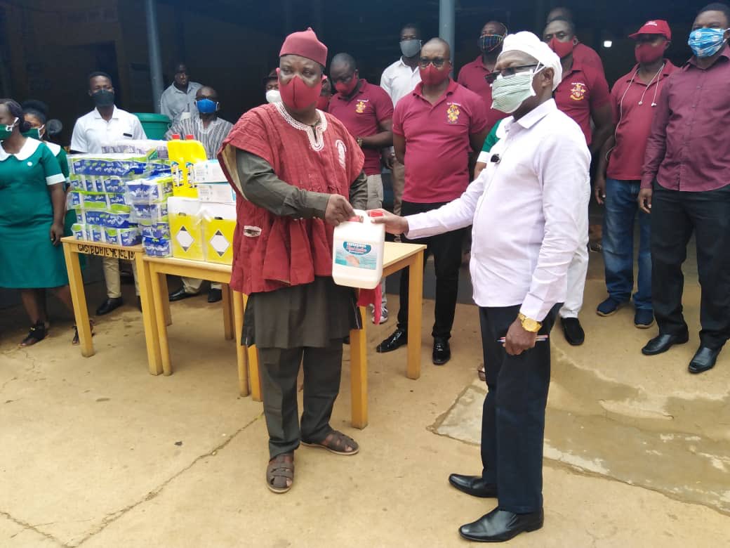OVAGlobal1's tweet photo. Old Vandals Association Upper East Branch #OVAUE this morning presented PPE to Bongo District Hospital ๐ฅ.
#OVAnews https://t.co/bIUcH2XVbk