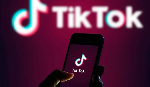 📣¡Llega TikTok For Business!

¿Qué le ofrece a los profesionales del marketing?

🟣Herramientas necesarias para ser narradores creativos, y para saber participar de forma activa y efectiva.

👉🏻Todo esto para conectar su comunidad, construir sus marcas y alcanzar objetivos.