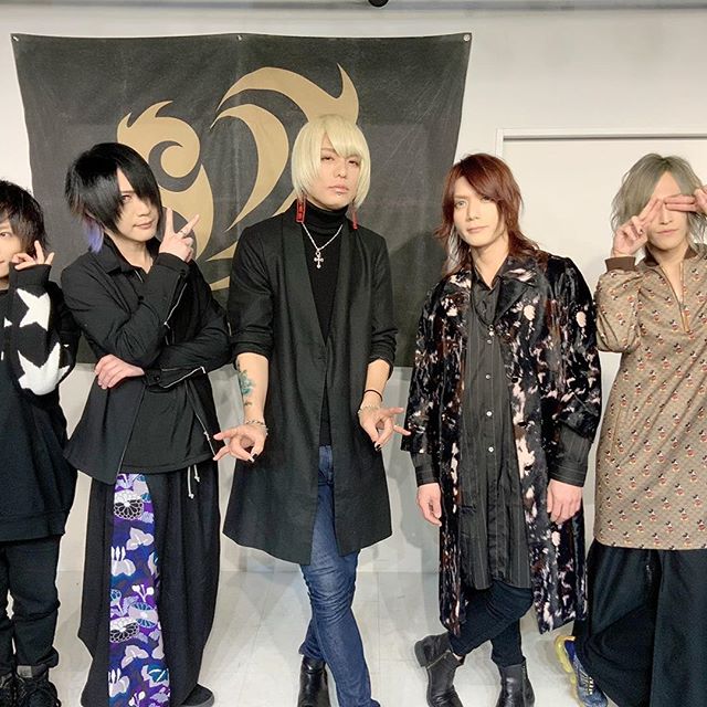 In-store events are held at CD stores like Zeal Link, littleHEARTS., and Tower Records. While the bandmen do wear their official costumes for that release, they commonly wear costumes according to a theme eg crossdressing, cosplay etc, or just their own clothes.